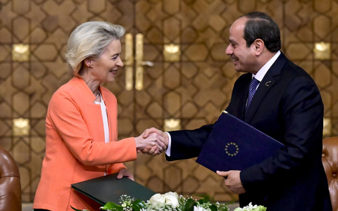 Handschlag in Kairo: EU-Kommissionspräsidentin Ursula von der Leyen und der ägyptische Präsident Abdel Fattah al-Sisi besiegeln eine neue «umfassende und strategische Partnerschaft». - Foto: Dirk Waem/Belga/dpa