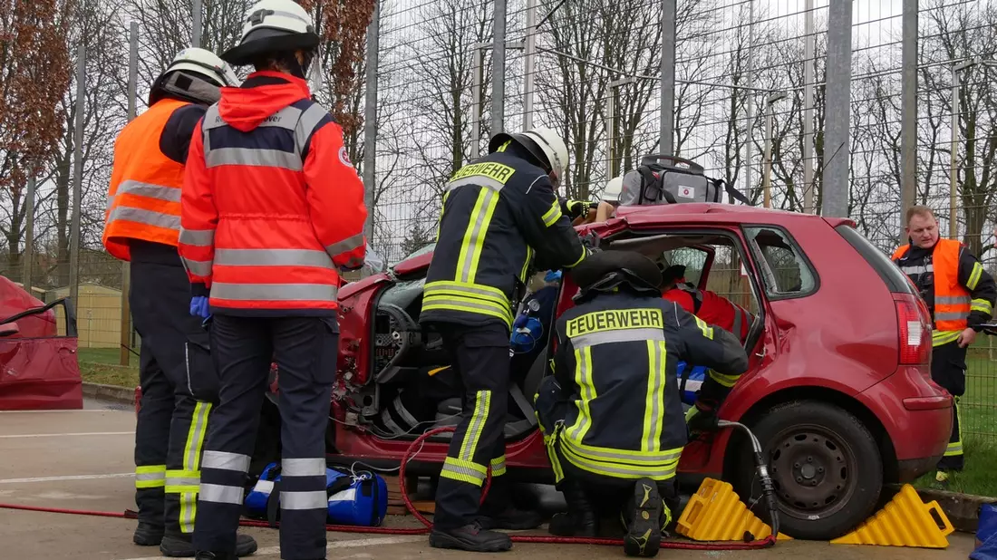 FW Celle: Gemeinsamer Ausbildungstag der Feuerwehr Celle mit der Johanniter-Akademie - Bild: presseportal.de