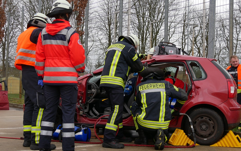 FW Celle: Gemeinsamer Ausbildungstag der Feuerwehr Celle mit der Johanniter-Akademie - Foto: presseportal.de