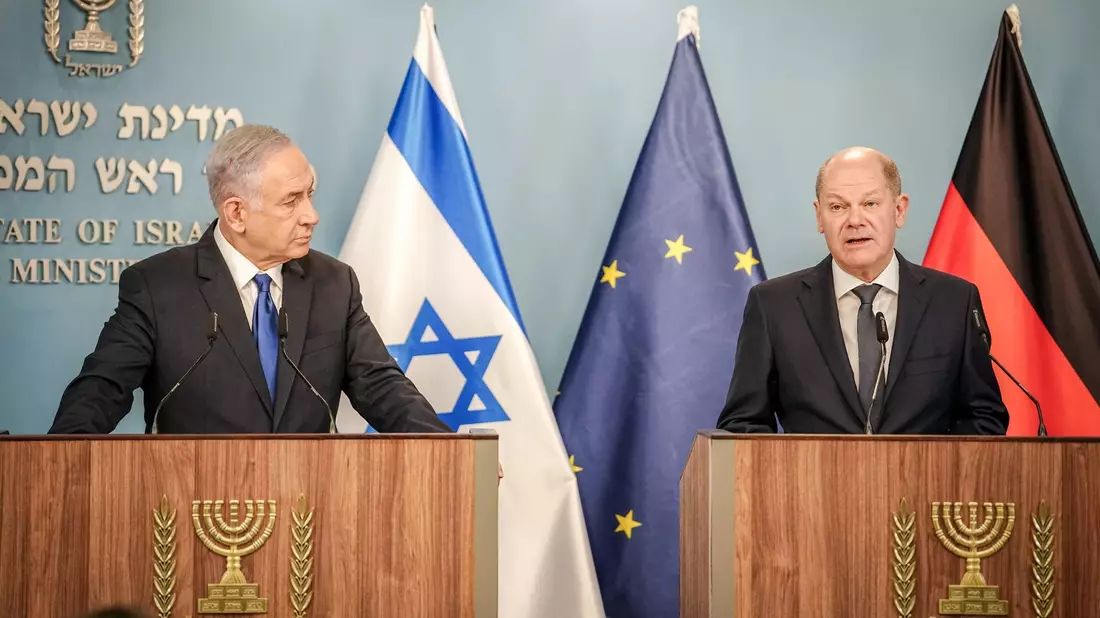 Bundeskanzler Olaf Scholz und Ministerpräsident Benjamin Netanjahu (l) geben in Jerusalem ein gemeinsames Pressestatement. - Bild: Kay Nietfeld/dpa