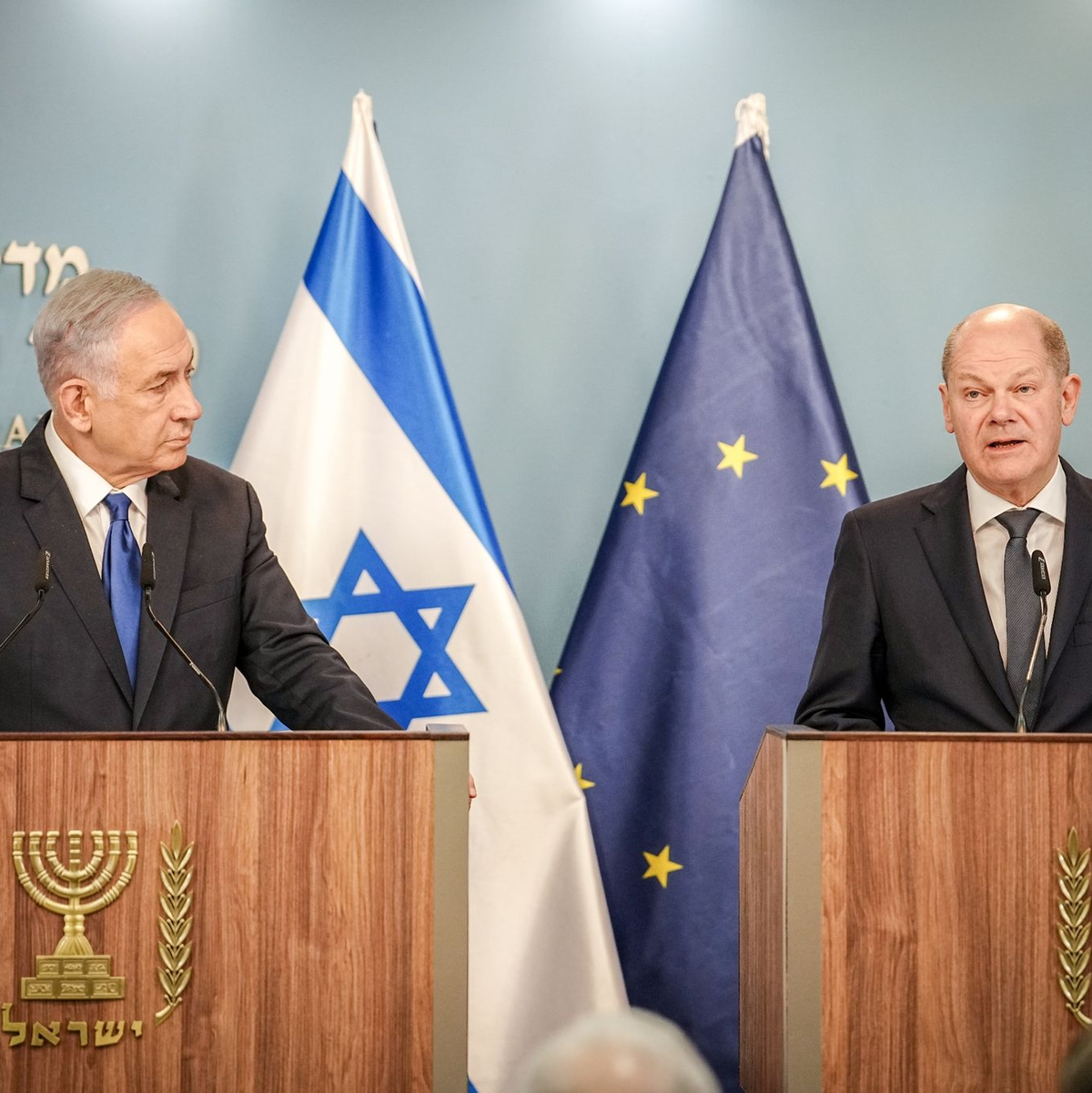 Bundeskanzler Olaf Scholz und Ministerpräsident Benjamin Netanjahu (l) geben in Jerusalem ein gemeinsames Pressestatement. - Foto: Kay Nietfeld/dpa
