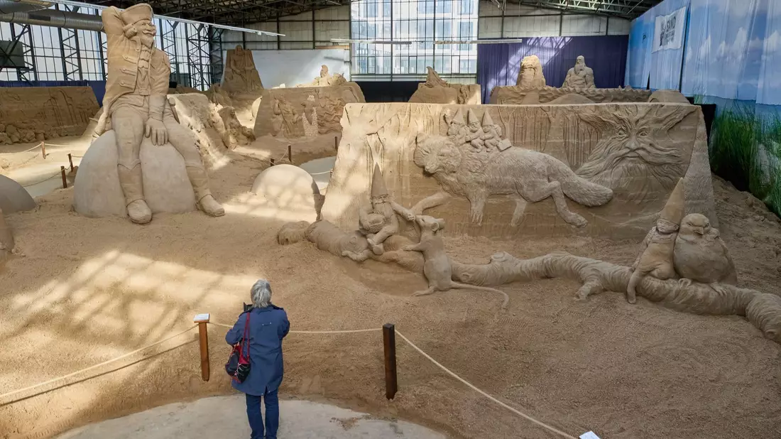 Die Sandskulpturen-Ausstellung in Travemünde ist bis zum 3. November geöffnet. - Bild: Georg Wendt/dpa