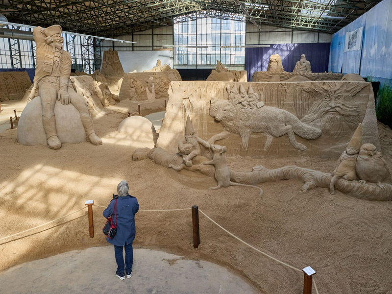 Die Sandskulpturen-Ausstellung in Travemünde ist bis zum 3. November geöffnet. - Foto: Georg Wendt/dpa