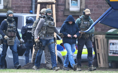 Die frühere RAF-Terroristin Daniela Klette wird nach einem Haftprüfungstermin beim Bundesgerichtshof von Polizisten zu einem Hubschrauber geführt. - Foto: Uli Deck/dpa