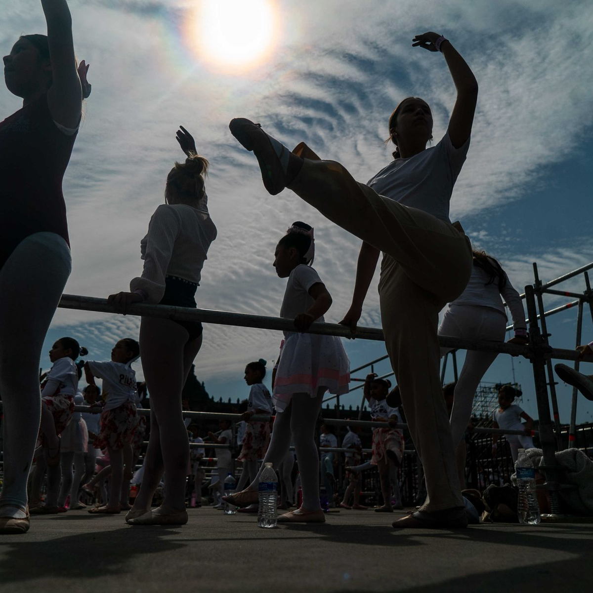 Teilnehmerinnen der Ballettstunde von Elisa Carrillo in Aktion. - Foto: Jair Cabrera Torres/dpa