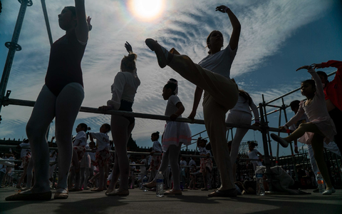 Teilnehmerinnen der Ballettstunde von Elisa Carrillo in Aktion. - Foto: Jair Cabrera Torres/dpa