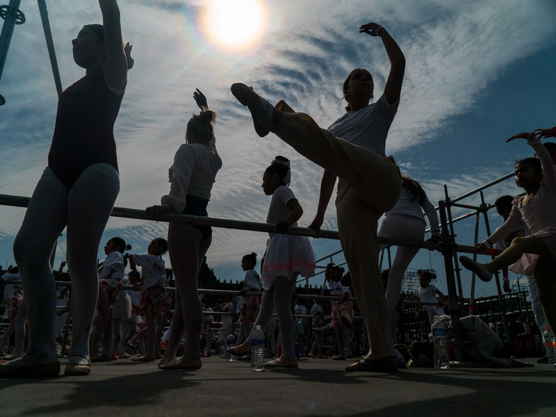 Teilnehmerinnen der Ballettstunde von Elisa Carrillo in Aktion. - Foto: Jair Cabrera Torres/dpa