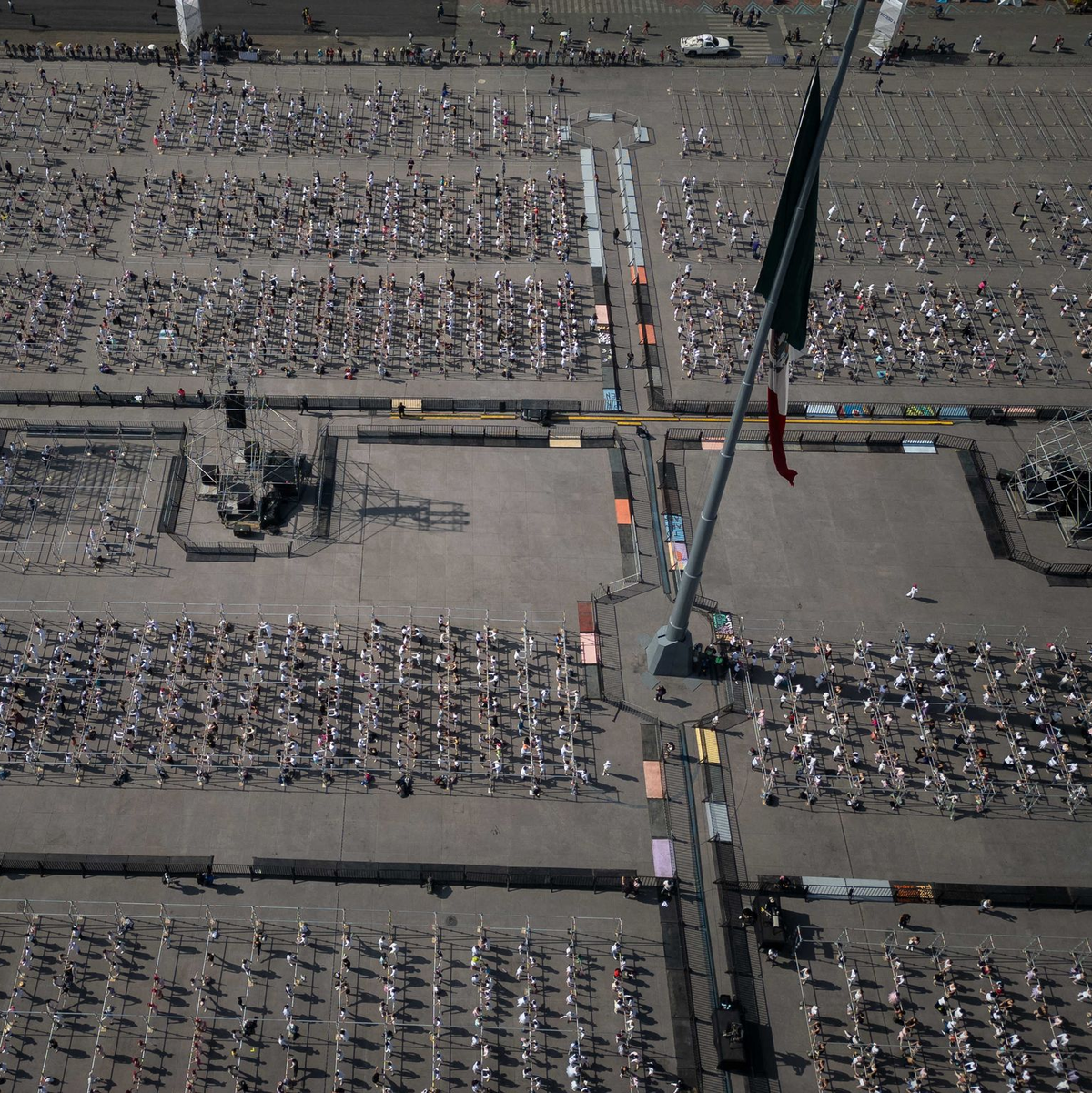 An der Ballettstunde von Elisa Carrillo auf dem Zócalo-Platz im Zentrum von Mexiko-Stadt nahmen Tausende Schülerinnen und Schüler teil. - Foto: Jair Cabrera Torres/dpa