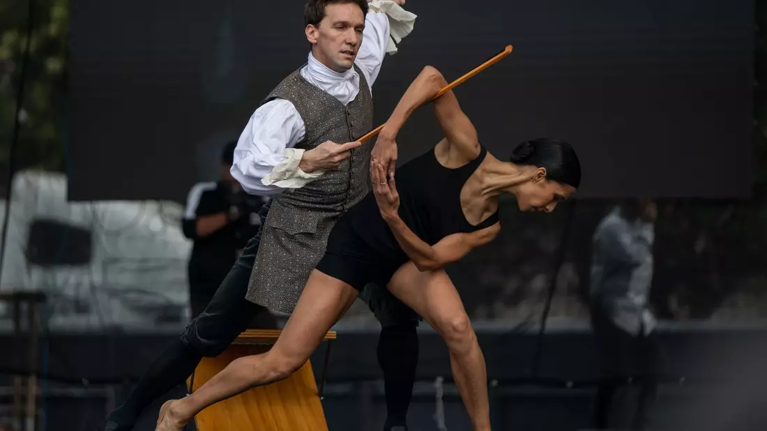 Nach ihrer Ballettstunden gab Elisa Carrillo noch eine Kostprobe ihres Könnens. - Bild: Jair Cabrera Torres/dpa