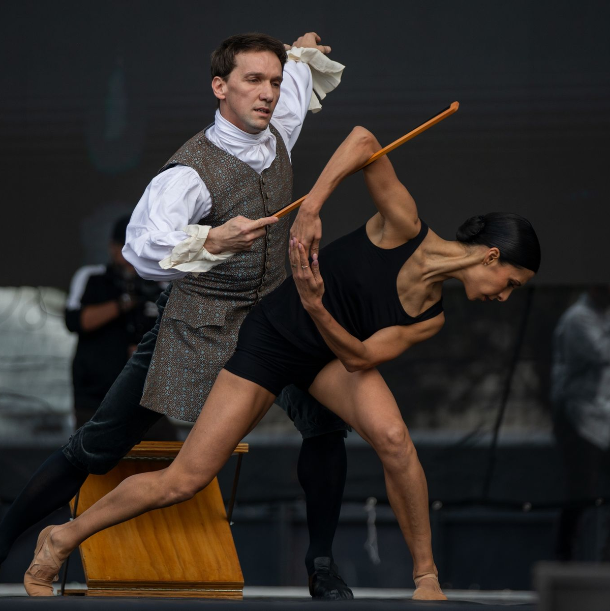 Nach ihrer Ballettstunden gab Elisa Carrillo noch eine Kostprobe ihres Könnens. - Foto: Jair Cabrera Torres/dpa