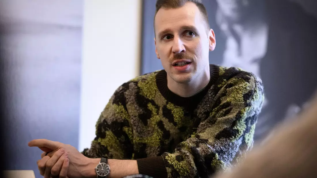 Lukas Strobel, besser bekannt als der Rapper Alligatoah, lebt seit etwa 15 Jahren in Berlin. - Bild: Bernd von Jutrczenka/dpa