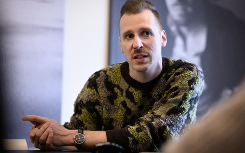 Lukas Strobel, besser bekannt als der Rapper Alligatoah, lebt seit etwa 15 Jahren in Berlin. - Foto: Bernd von Jutrczenka/dpa