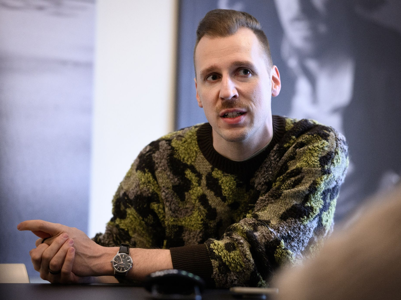 Lukas Strobel, besser bekannt als der Rapper Alligatoah, lebt seit etwa 15 Jahren in Berlin. - Foto: Bernd von Jutrczenka/dpa