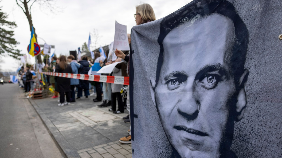 Demonstranten halten vor dem russischen Generalkonsulat in Bonn ein Banner mit dem Porträt des gestorbenen Alexej Nawalny. - Foto: Thomas Banneyer/dpa