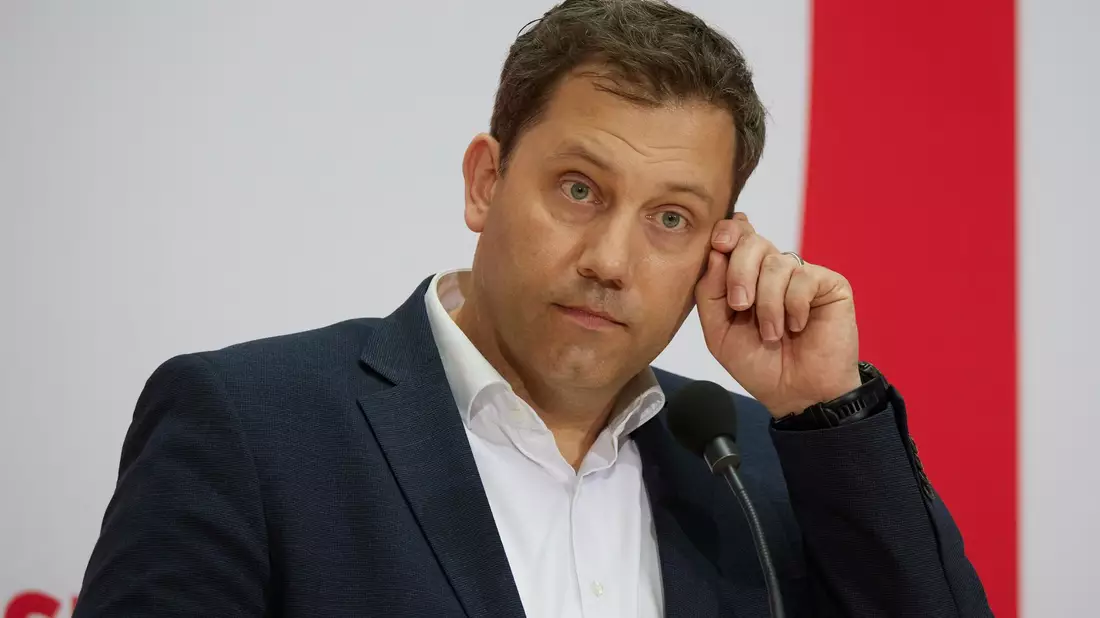 SPD-Chef Lars Klingbeil verteidigt den Kanzler und dessen Ukraine-Politik. - Bild: Joerg Carstensen/dpa