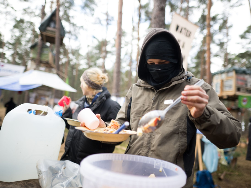 Aktivisten wollen die Rodung eines Waldstücks im Zuge einer geplanten Erweiterung des Tesla-Geländes verhindern. - Foto: Sebastian Gollnow/dpa