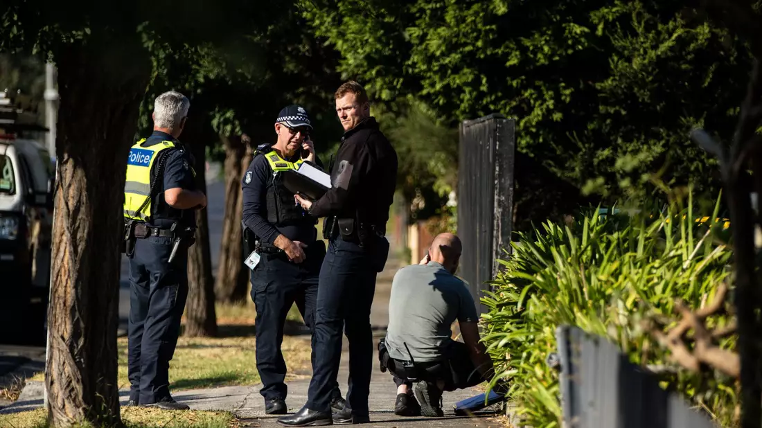 Die Polizei riegelte die Fundstelle der Leiche im Vorort Preston in Melbourne ab. - Bild: Diego Fedele/AAP/dpa