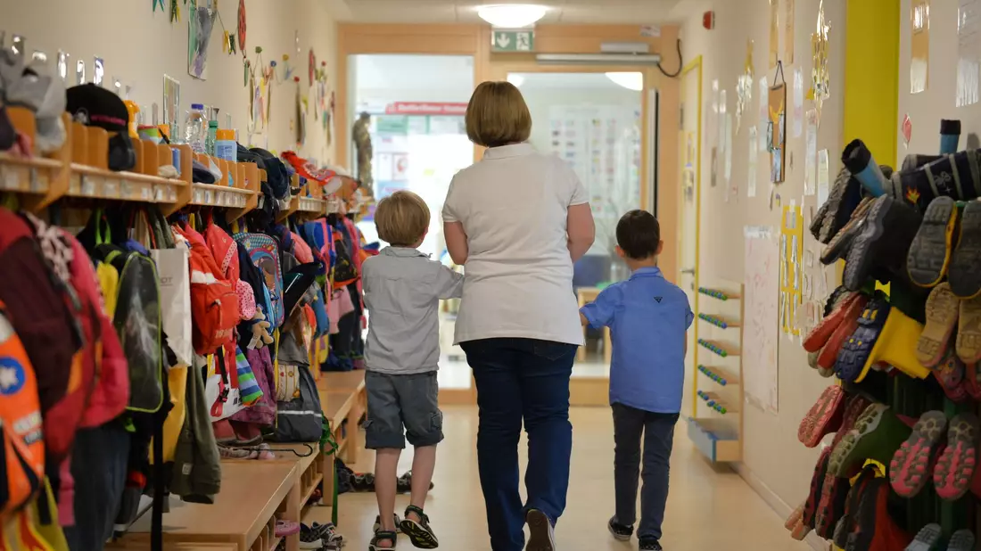 Die meisten Beschäftigten des sozialen Sektors arbeiten in der Kinderbetreuung und –erziehung. - Bild: Jan-Philipp Strobel/dpa