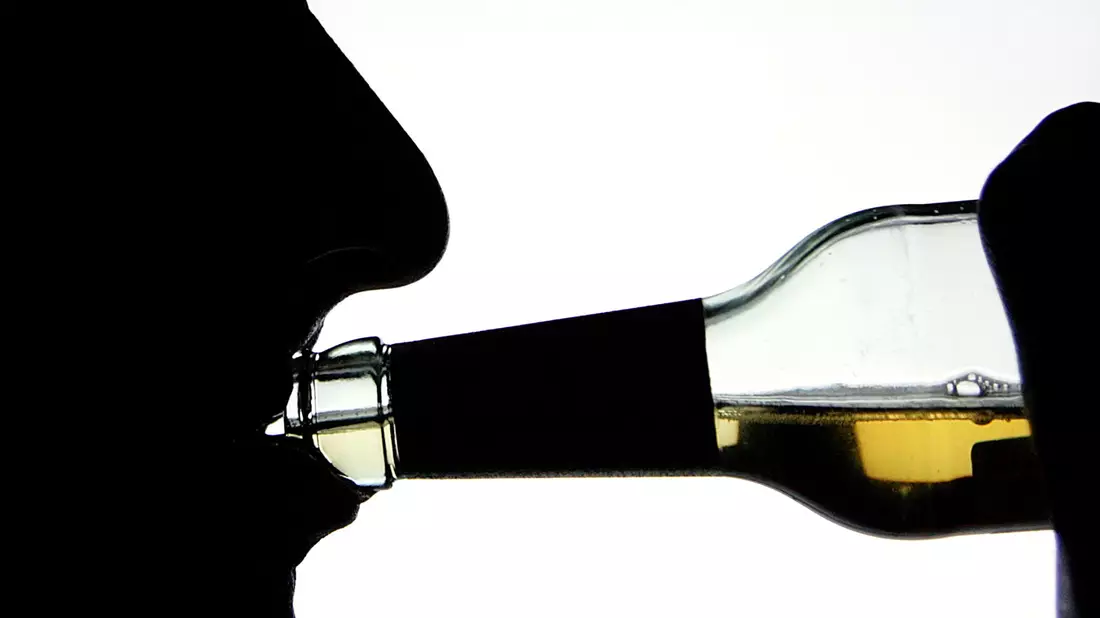 Hauptgrund für eine Reha ist bei beiden Geschlechtern Alkoholabhängigkeit. - Bild: Arno Burgi/dpa