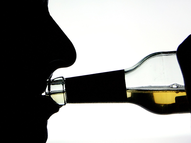 Hauptgrund für eine Reha ist bei beiden Geschlechtern Alkoholabhängigkeit. - Foto: Arno Burgi/dpa