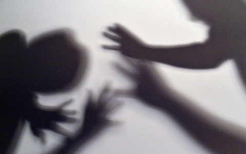 Dem Schulleiterverband zufolge ist der Umgangston unter Schülern rauer geworden. - Foto: Maurizio Gambarini/dpa