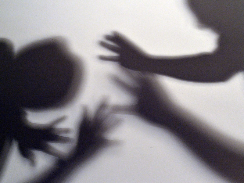 Dem Schulleiterverband zufolge ist der Umgangston unter Schülern rauer geworden. - Foto: Maurizio Gambarini/dpa