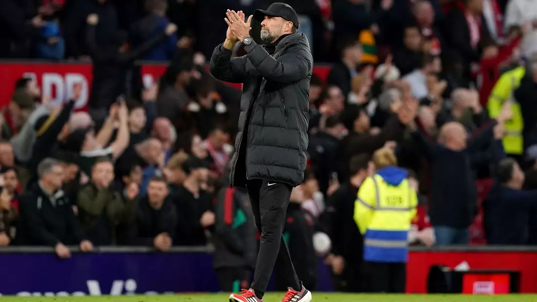 Liverpool-Trainer Jürgen Klopp applaudiert den Fans. - Bild: Martin Rickett/PA Wire/dpa