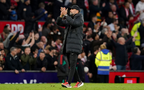 Liverpool-Trainer Jürgen Klopp applaudiert den Fans. - Foto: Martin Rickett/PA Wire/dpa