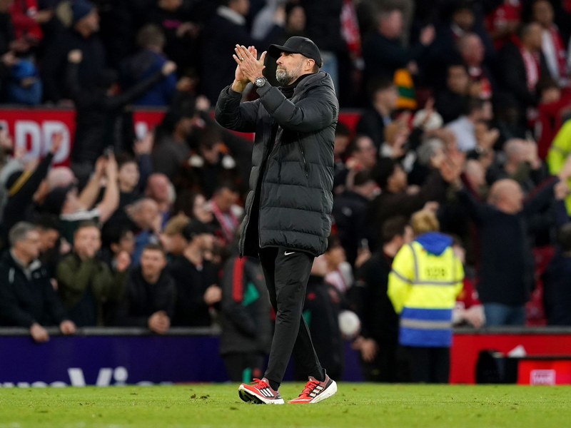 Liverpool-Trainer Jürgen Klopp applaudiert den Fans. - Foto: Martin Rickett/PA Wire/dpa