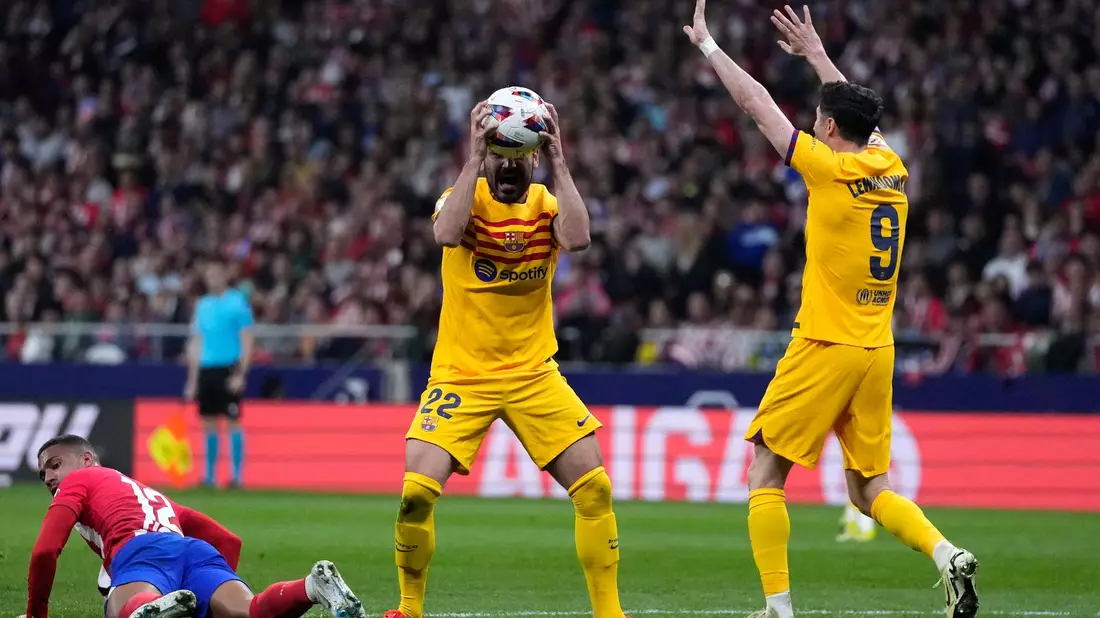 Barcelonas lkay Gündo?an (M) und Robert Lewandowski (r) ärgern sich über eine Schiedsrichterentscheidung. - Bild: Bernat Armangue/AP/dpa