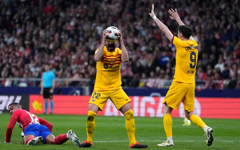 Barcelonas lkay Gündo?an (M) und Robert Lewandowski (r) ärgern sich über eine Schiedsrichterentscheidung. - Foto: Bernat Armangue/AP/dpa