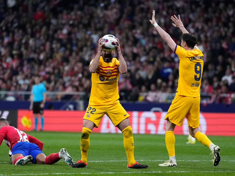 Barcelonas lkay Gündo?an (M) und Robert Lewandowski (r) ärgern sich über eine Schiedsrichterentscheidung. - Foto: Bernat Armangue/AP/dpa