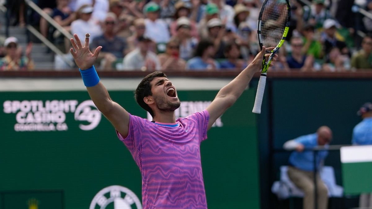 Carlos Alcaraz jubelt nach seinem Sieg. - Foto: Ryan Sun/AP/dpa