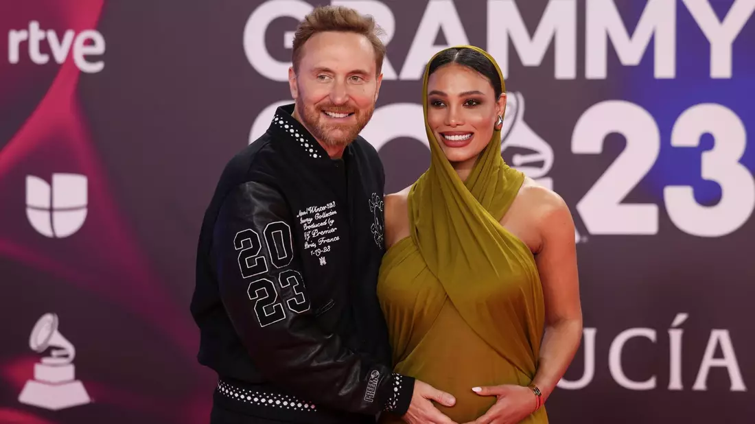 Bei den Latin Grammy Awards in Sevilla posierten David Guetta und seine Jessica mit dem Babybauch. - Bild: Vianney Le Caer/Invision/dpa