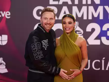Bei den Latin Grammy Awards in Sevilla posierten David Guetta und seine Jessica mit dem Babybauch. - Foto: Vianney Le Caer/Invision/dpa