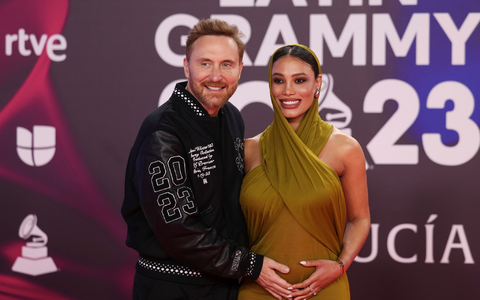 Bei den Latin Grammy Awards in Sevilla posierten David Guetta und seine Jessica mit dem Babybauch. - Foto: Vianney Le Caer/Invision/dpa