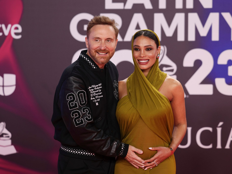 Bei den Latin Grammy Awards in Sevilla posierten David Guetta und seine Jessica mit dem Babybauch. - Foto: Vianney Le Caer/Invision/dpa