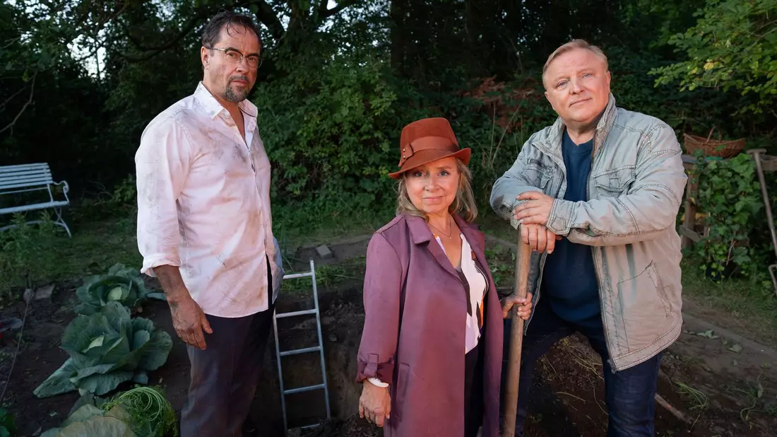 Prof. Karl-Friedrich Boerne (l-r, Jan Josef Liefers), Silke Haller (ChrisTine Urspruch) und Frank Thiel (Axel Prahl) beim Gärtnern. - Bild: Thomas Kost/WDR/Bavaria Fiction GmbH/dpa