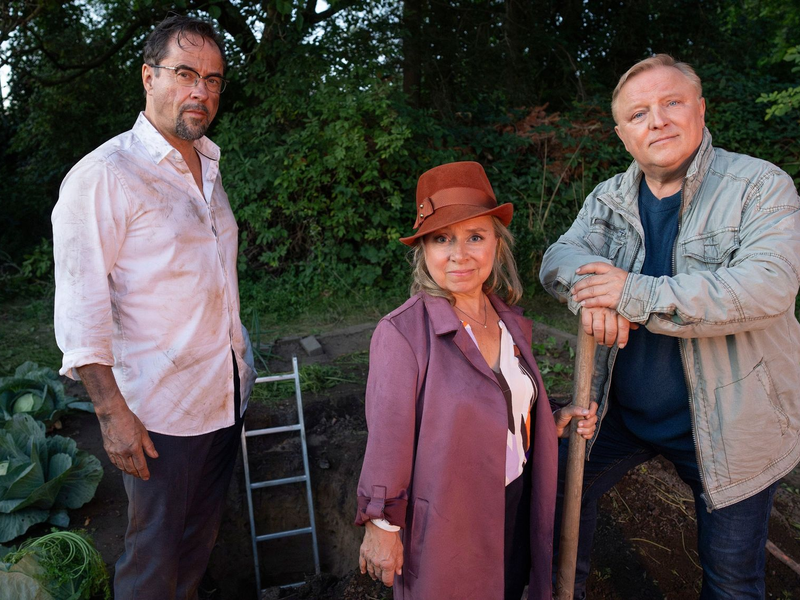 Prof. Karl-Friedrich Boerne (l-r, Jan Josef Liefers), Silke Haller (ChrisTine Urspruch) und Frank Thiel (Axel Prahl) beim Gärtnern. - Foto: Thomas Kost/WDR/Bavaria Fiction GmbH/dpa