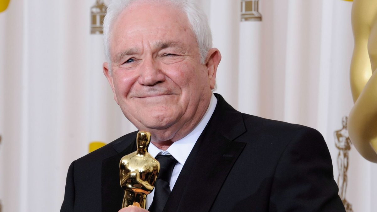 Drehbuchautor David Seidler 2011 mit seinem Oscar für das beste Originaldrehbuch für 