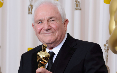 Drehbuchautor David Seidler 2011 mit seinem Oscar für das beste Originaldrehbuch für The King's Speech. - Foto: Paul Buck/dpa