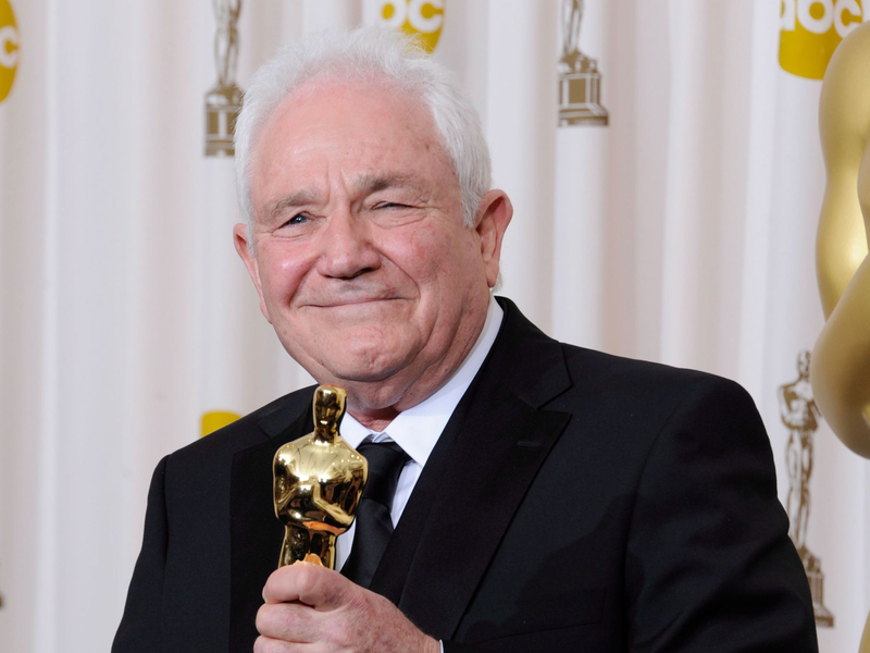 Drehbuchautor David Seidler 2011 mit seinem Oscar für das beste Originaldrehbuch für The King's Speech. - Foto: Paul Buck/dpa