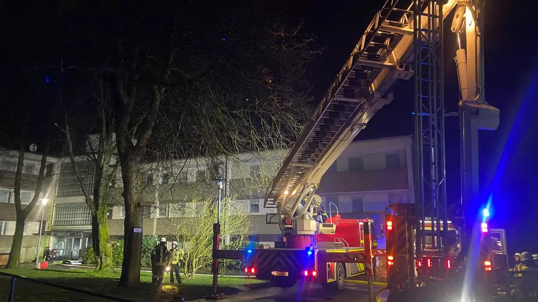 FW-HAAN: Kellerbrand in Gebäude für Betreutes Wohnen - 10 Bewohner über Hubrettungsfahrzeug gerettet - Bild: presseportal.de