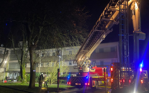 FW-HAAN: Kellerbrand in Gebäude für Betreutes Wohnen - 10 Bewohner über Hubrettungsfahrzeug gerettet - Foto: presseportal.de