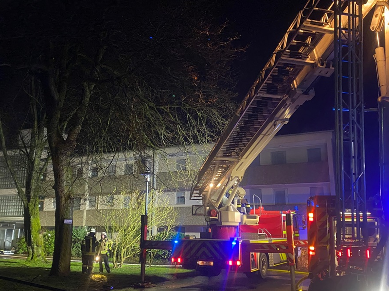 FW-HAAN: Kellerbrand in Gebäude für Betreutes Wohnen - 10 Bewohner über Hubrettungsfahrzeug gerettet - Foto: presseportal.de