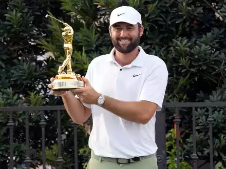 Scottie Scheffler aus den USA feiert nach seinem Sieg. - Foto: Lynne Sladky/AP/dpa