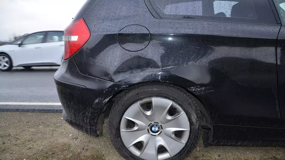 POL-HF: Zusammenstoß zwischen Pkw und Traktor - Polizei sucht Unfallbeteiligten oder Zeugen - Bild: presseportal.de
