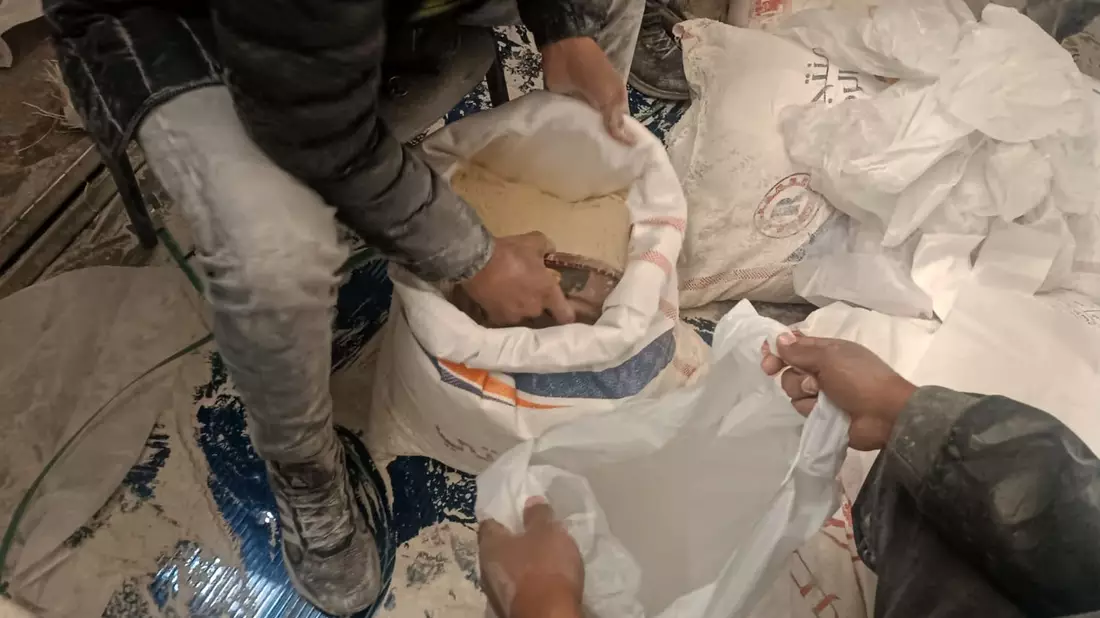 Eine Hilfslieferung Mehl wird zwischen Palästinensern im Gazastreifen verteilt. - Bild: Ashraf Amra/APA Images via ZUMA Press Wire/dpa