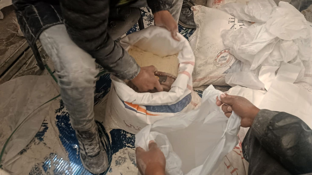 Eine Hilfslieferung Mehl wird zwischen Palästinensern im Gazastreifen verteilt. - Foto: Ashraf Amra/APA Images via ZUMA Press Wire/dpa