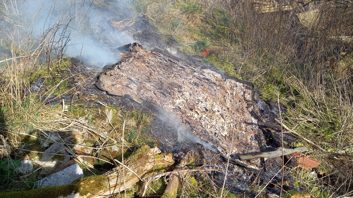 POL-NB: Jäger brennen Teerplatte in der Natur ab - Foto: presseportal.de
